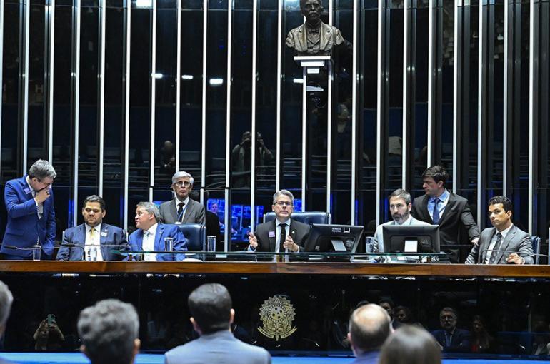 Senado aprova projeto que reforça proteção de crianças e adolescentes no ambiente digital